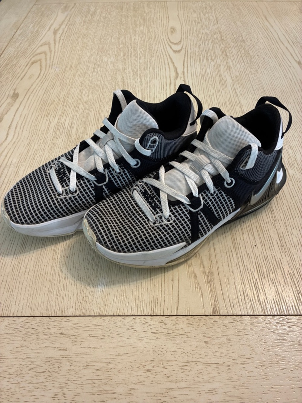 Men’s Nike LeBron Witness 7 Basketball Sneaker  Shoes (Black/White)